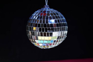 Stüdyoda renkli folyolarla çekilmiş disko topu.