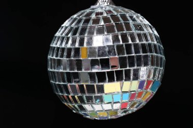 Stüdyoda renkli folyolarla çekilmiş disko topu.