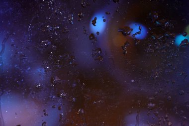 Stüdyoda el feneriyle çekilen grafiksel elementler