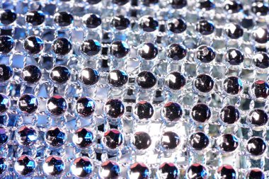 Stüdyoda el feneriyle çekilen grafiksel elementler