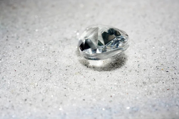 Искусственные Бриллианты Лежащие Песке Сфотографированные Студии Фонариком — стоковое фото