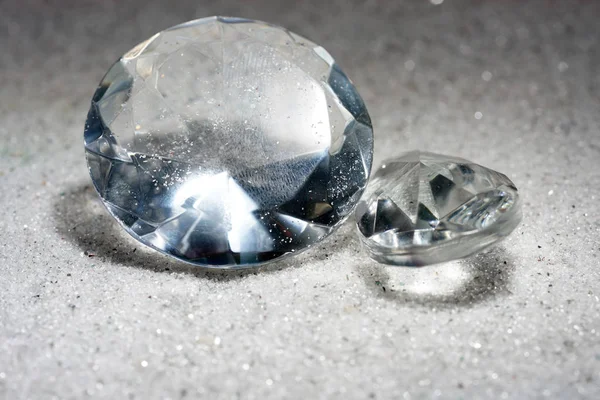 Штучні Алмази Лежать Піску Сфотографовані Студії Спалахом Світла — стокове фото