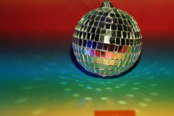 Disco Bal Met Gekleurde Flitsfolie Gefotografeerd Studio — Stockfoto