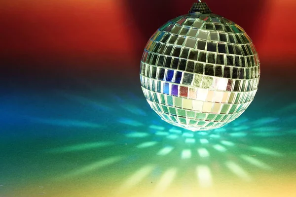 Disco Bal Met Gekleurde Flitsfolie Gefotografeerd Studio — Stockfoto