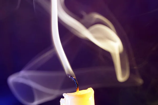 Желтая Свеча Дымом Пламенем Сфотографирована Студии Цветной Фольгой Перед Вспышками — стоковое фото