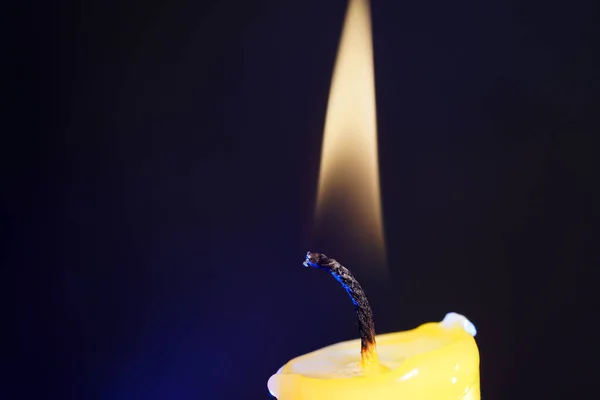 闪光灯前 在演播室里用彩箔拍下了黄色的蜡烛 上面点着浓烟和火焰 — 图库照片