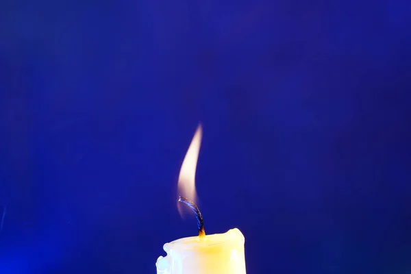 闪光灯前 在演播室里用彩箔拍下了黄色的蜡烛 上面点着浓烟和火焰 — 图库照片