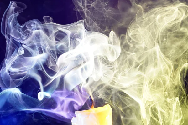 Vela Amarela Com Fumaça Chama Fotografada Estúdio Com Folhas Coloridas — Fotografia de Stock