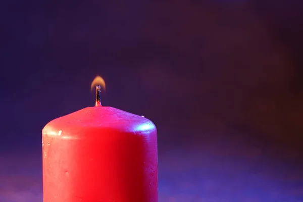 在闪光灯前 在演播室里用彩箔拍下了红色的蜡烛 上面点着烟雾和火焰 — 图库照片