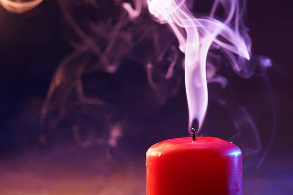 在闪光灯前 在演播室里用彩箔拍下了红色的蜡烛 上面点着烟雾和火焰 — 图库照片