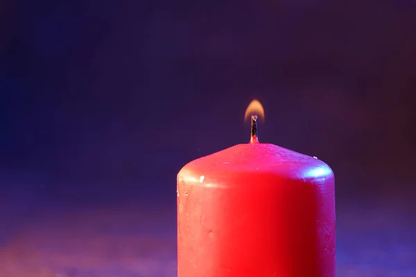 Vela Vermelha Com Fumaça Chama Fotografada Estúdio Com Folhas Coloridas — Fotografia de Stock