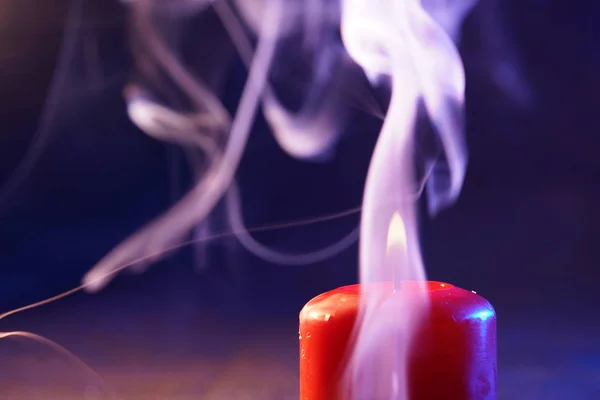 Красная Свеча Дымом Пламенем Сфотографирована Студии Цветной Фольгой Перед Вспышками — стоковое фото