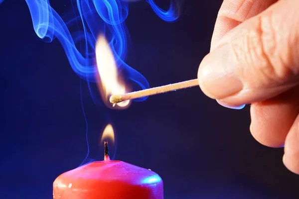 Vela Roja Con Humo Llama Fotografiada Estudio Con Láminas Color — Foto de Stock