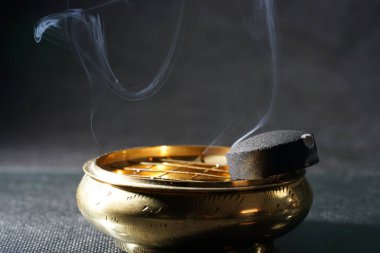 Renkli folyoyla tüttüren stüdyoda fotoğraflanmış.