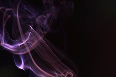 Renkli folyoyla tüttüren stüdyoda fotoğraflanmış.