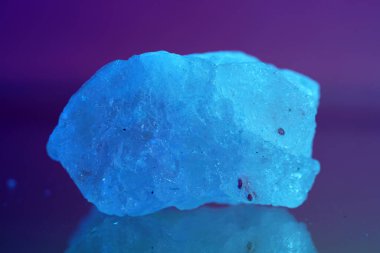 Himalaya tuzu, Himalayalar yakınlarındaki madende çıkarılan pembe renkli kaya tuzu için kullanılan isimdir. Stüdyoda renkli filtrelerle fotoğraflanmıştır.