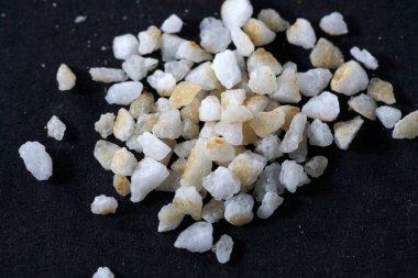 Himalaya tuzu, Himalayalar yakınlarındaki madende çıkarılan pembe renkli kaya tuzu için kullanılan isimdir. Stüdyoda renkli filtrelerle fotoğraflanmıştır.