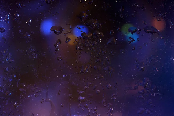 Капли Воды Стеклянном Листе Вспышками Цветной Пленкой — стоковое фото