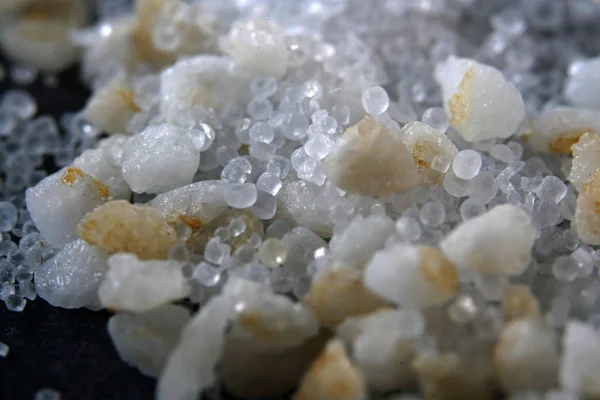 喜马拉雅山盐 Himalayan Salt 是喜马拉雅山附近矿山开采的粉红石盐的名字 在工作室里用彩色滤镜拍摄 — 图库照片