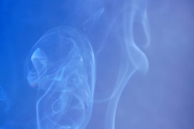 Tütsü çubuğundan tütsü tüttürürken stüdyoda renkli folyolar çekiliyor.