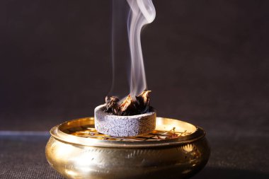 Duman renkli folyolarla parladı ve stüdyoda fotoğraflandı.