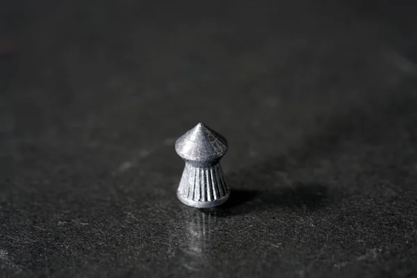 Stüdyoda çekilen 4.5 mm kalibrelik spor atıcıları için mermili hava tabancası.