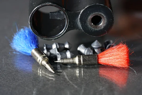 Stüdyoda 4.5 mm kalibrelik hava basıncı silahları için mühimmat çekildi.