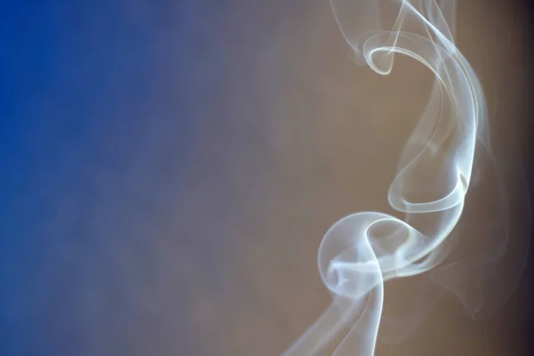 Rök Från Rökelse Pinne Med Färg Folier Fotograferad Studion — Stockfoto