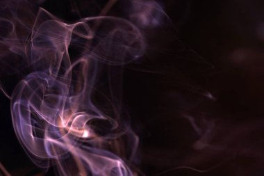 Duman renkli folyolarla parladı ve stüdyoda fotoğraflandı.