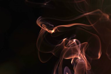 Duman renkli folyolarla parladı ve stüdyoda fotoğraflandı.