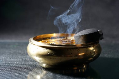 Duman renkli folyolarla parladı ve stüdyoda fotoğraflandı.