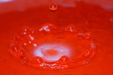 Damlalar higspeed flaş ve damlalarıyla stüdyoda fotoğraflandı.