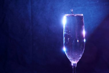 Damlalar higspeed flaş ve damlalarıyla stüdyoda fotoğraflandı.