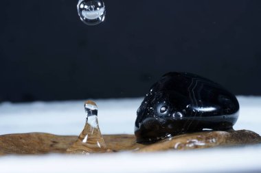 Damlalar higspeed flaş ve damlalarıyla stüdyoda fotoğraflandı.