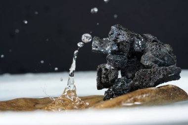 Damlalar higspeed flaş ve damlalarıyla stüdyoda fotoğraflandı.