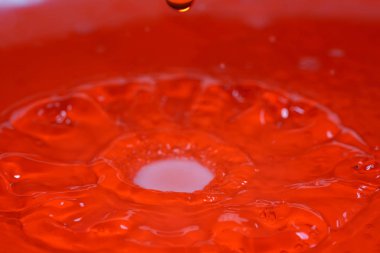 Damlalar higspeed flaş ve damlalarıyla stüdyoda fotoğraflandı.