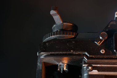 ISO için tekerlek ve stüdyoda çekilmiş eski bir fotoğraf makinesinin açıklığı.