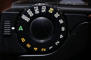 ISO için tekerlek ve stüdyoda çekilmiş eski bir fotoğraf makinesinin açıklığı.