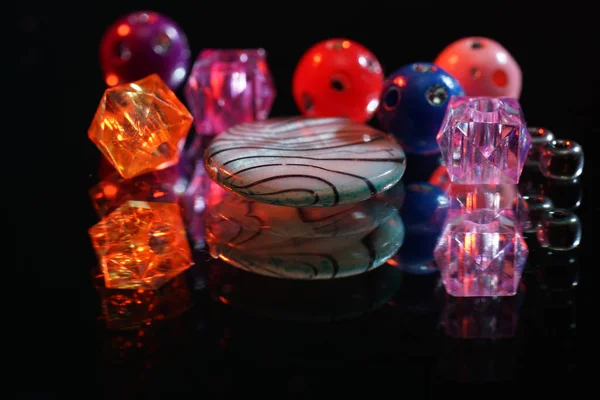 Bunte Glasperlen Auf Verspiegelter Oberfläche Atelier Fotografiert — Stockfoto