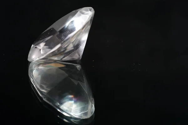 Diamantes Artificiais Deitados Areia Fotografados Estúdio Com Luz Flash — Fotografia de Stock