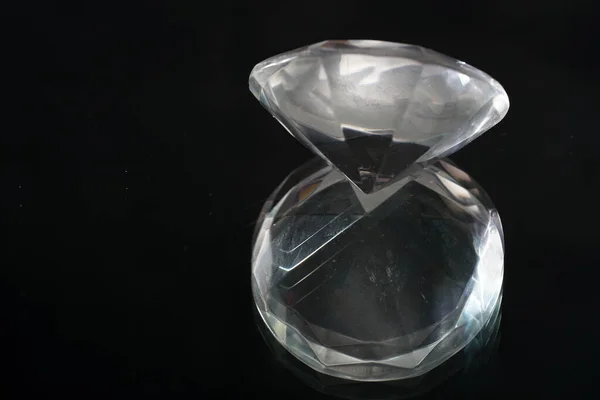 Diamanti Artificiali Sdraiati Nella Sabbia Fotografati Studio Con Luce Flash — Foto Stock