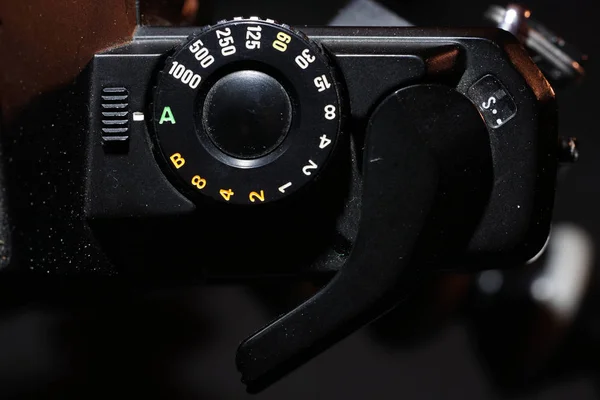 スタジオで撮影された古いカメラのIsoと開口部のホイールの設定 — ストック写真