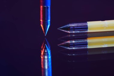 Stüdyoda el feneriyle çekilen grafiksel elementler