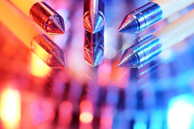 Stüdyoda el feneriyle çekilen grafiksel elementler