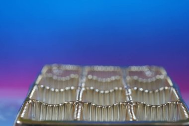   Stüdyoda el feneriyle çekilen grafiksel elementler                             