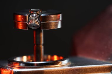 Stüdyodaki eski bir kamerada küçük bir kamera görüntüsü var.