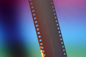 Film analogové kamery s barevným pozadím fotografované ve studiu
