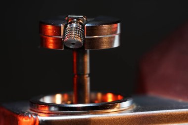 Stüdyodaki eski bir kamerada küçük bir kamera görüntüsü var.