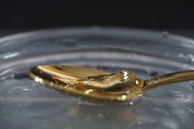 Su damlaları, higspeed flaş ve damlatıcılarla stüdyoda fotoğraflandı.