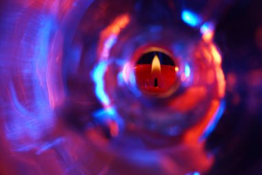 Duman ve alevlerle mumlar stüdyoda flaşlardan önce renkli folyolarla fotoğraflandı.                     